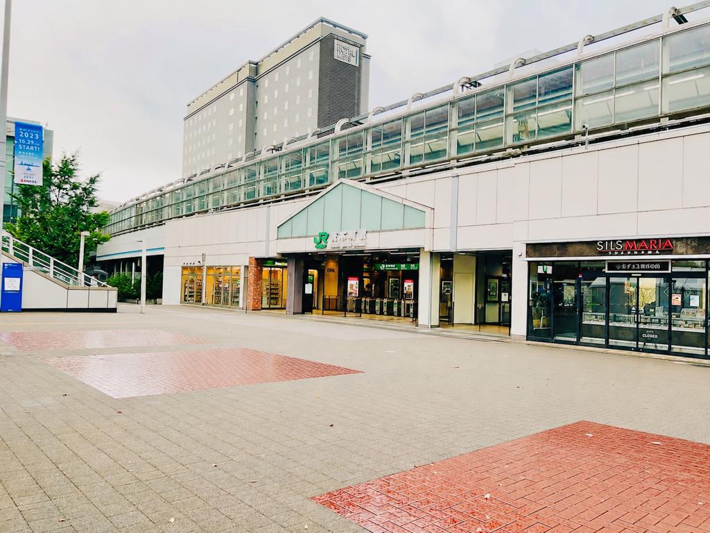 JR桜木町駅の入口と駅前広場